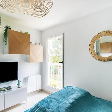 Nice Apt With Loggia Close To The Beach アパート